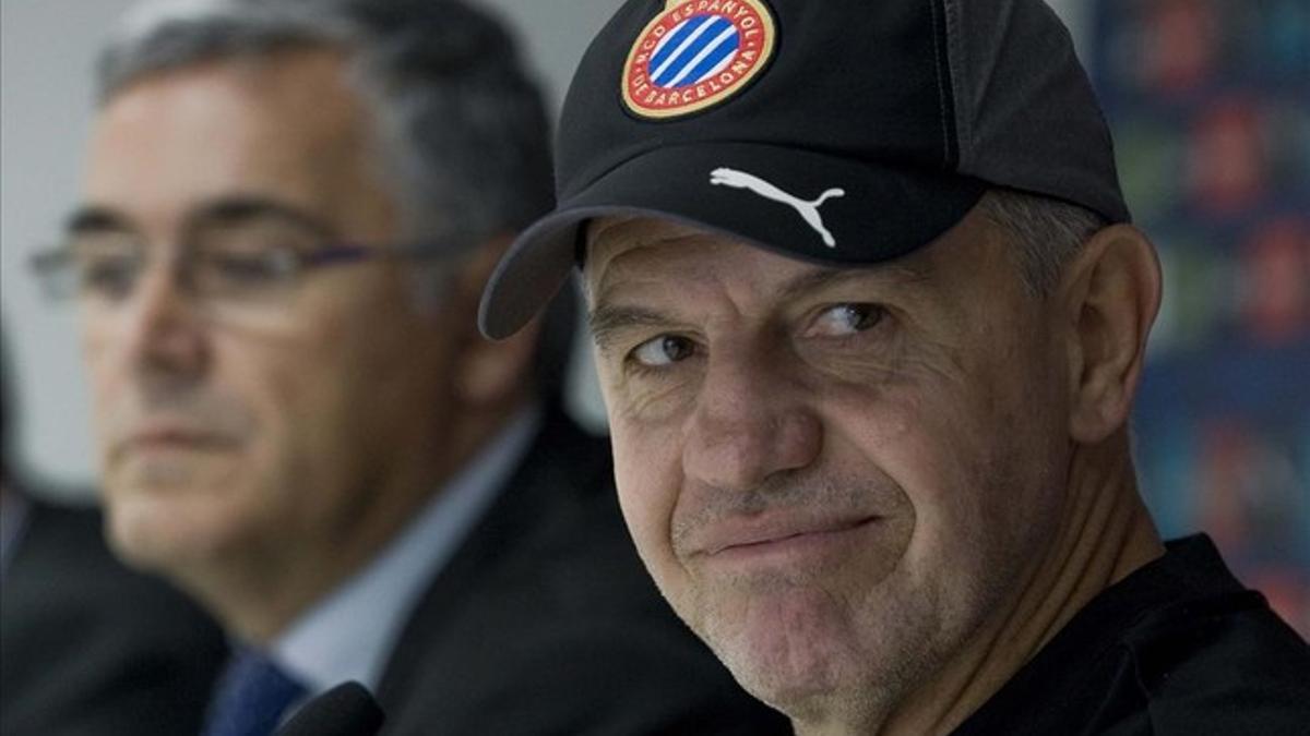 Javier Aguirre (en primer término), con el presidente del Espanyol, Joan Collet, anuncia su marcha del club blanquiazul.