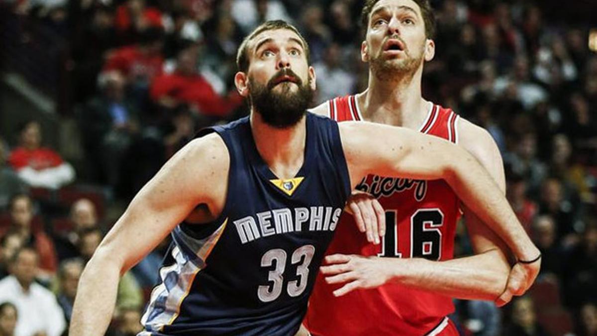 Pau Gasol lucha con Marc por un rebote