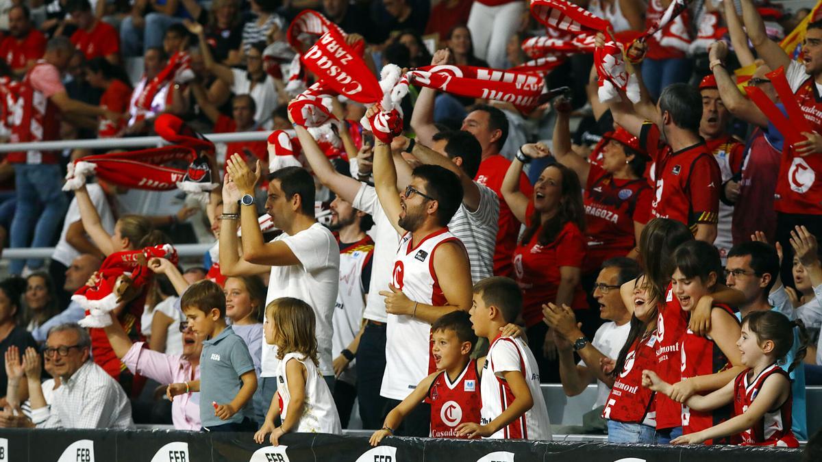 Aficionados del Casademont Zaragoza, en la Supercopa de Huesca.