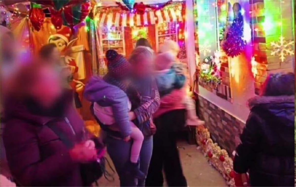 1.-Francisco Barbón y María Luisa Valero, con su hija Yara y el perro de la familia. 2.-Visitantes para ver la casa iluminada. 3.-Vista de una zona del porche de la casa.
 4.-Detalle de una de las decoraciones.   | LNE