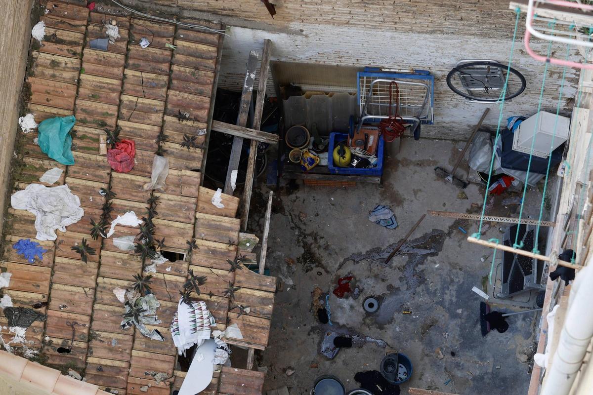 Los patios traseros que unen a los edificios son un almacén de excrementos, basura y bichos