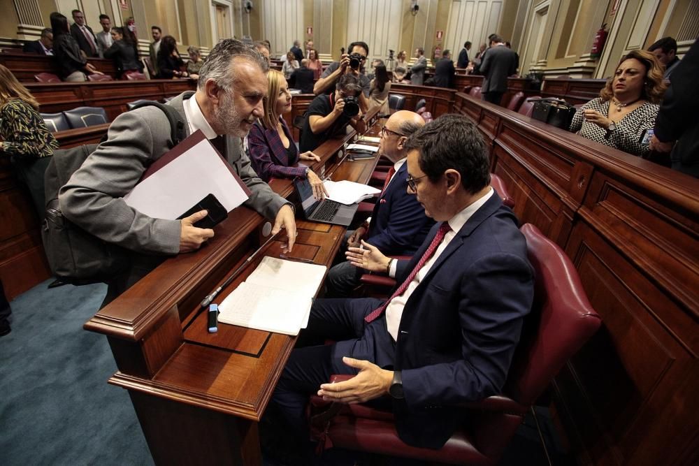 Pleno en el Parlamento de Canarias