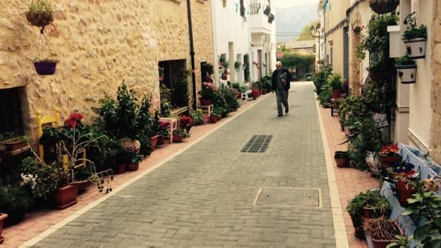 Una calle convertida en un jardín en Llíber