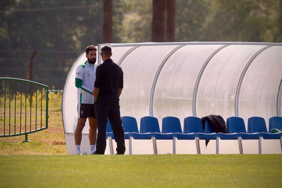 Rubén Alves habla con Juanito durante el entrenamiento del Córdoba CF, este miércoles, en la Ciudad Deportiva.