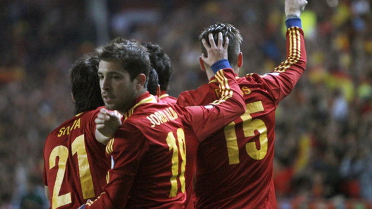 Jordi Alba celebra el gol de Sergio Ramos ante Finlandia el viernes. EFE