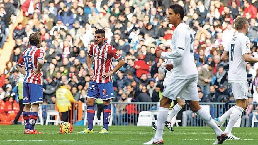 Halilovic y Guerrero, tras uno de los goles del Madrid.