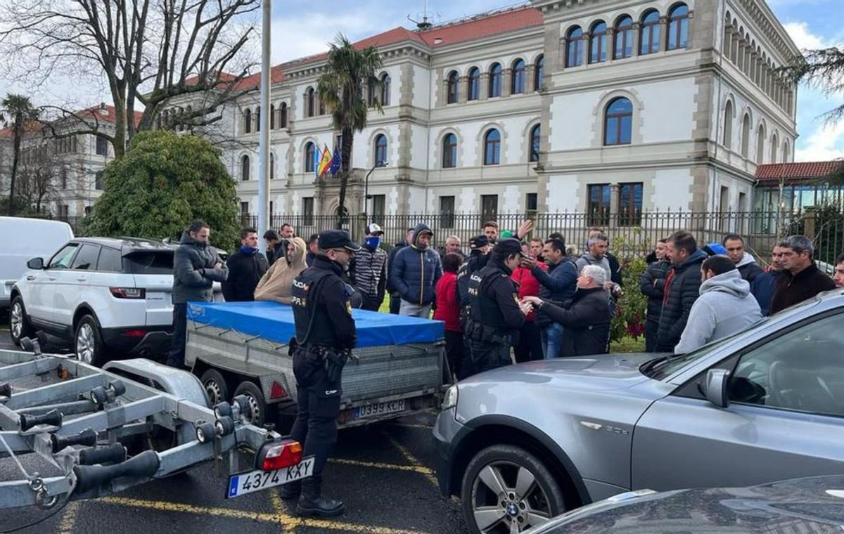 La protesta desplegada por los mejilloneros en Santiago, ayer, raspeta en mano.   | //  XOÁN ÁLVAREZ