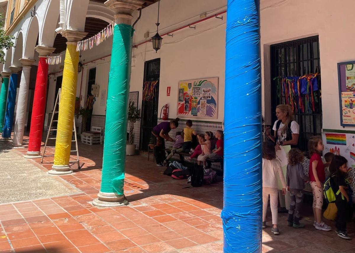 Preparativos para la reciente Semana de la Diversidad Sexual y Familiar en el Colegio Prácticas Nº 1 de Málaga.