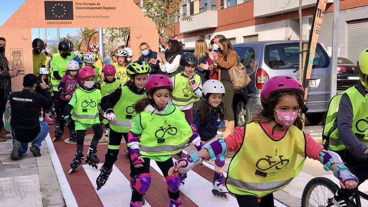 Los más pequeños han sido los protagonistas de los actos organizados para la inauguración del renovado vial.