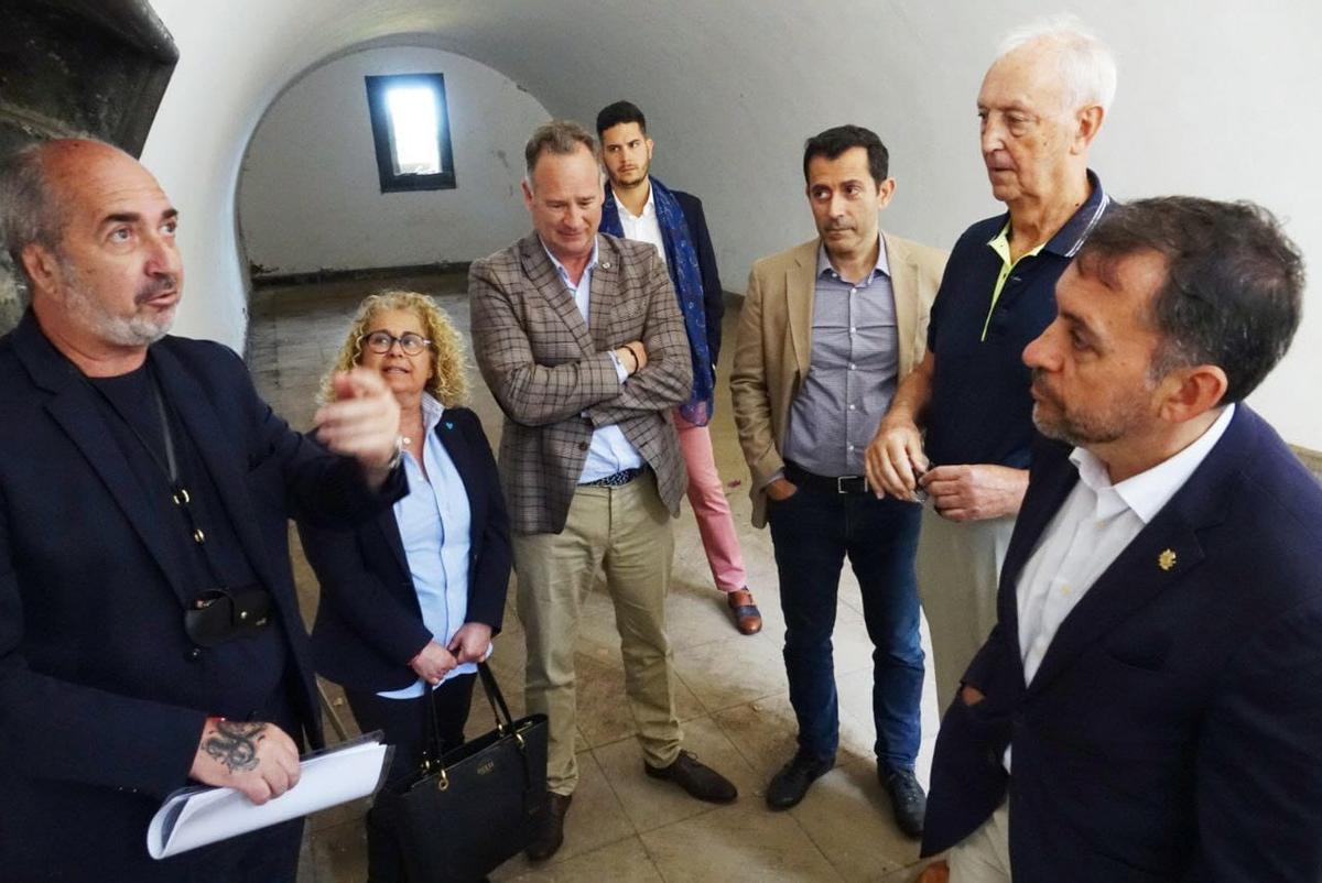 El alcalde de Santa Cruz, José Manuel Bermúdez, atiende a las explicaciones de Ventura Yagüe.