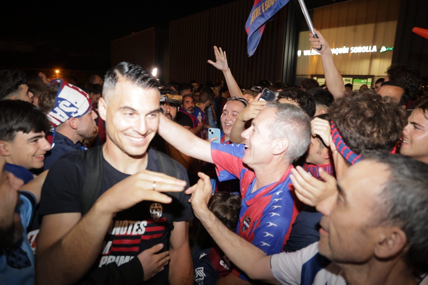 El Levante Ud llega a València tras conseguir el ascenso en Burgos