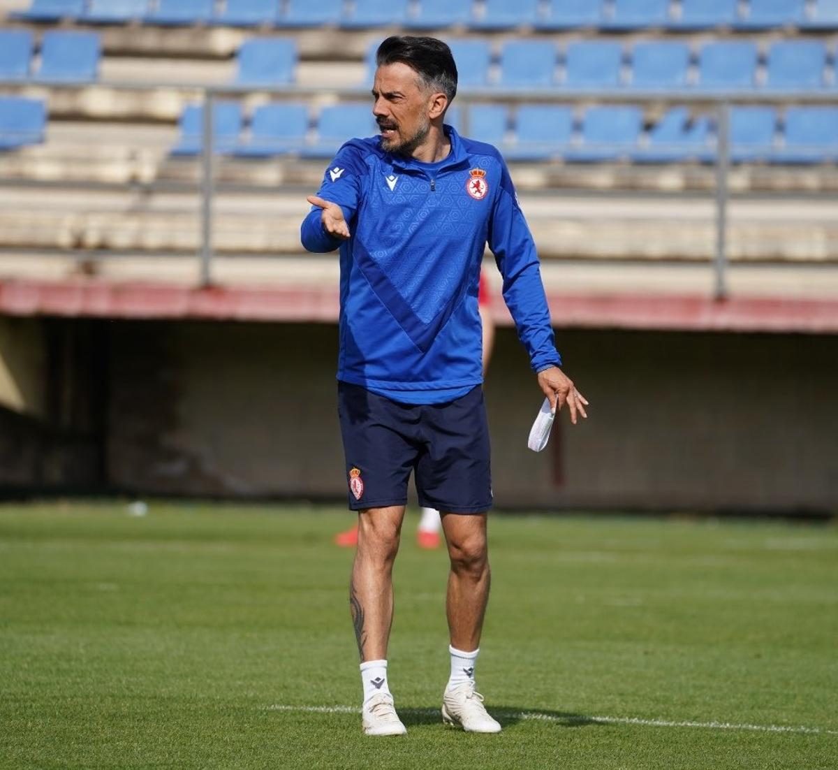De la Barrera da instrucciones a sus futbolistas durante una sesión de trabajo de esta semana.