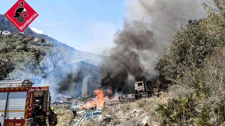 Un incendio destruye una nave de ganado abandonada en la Vall de Gallinera