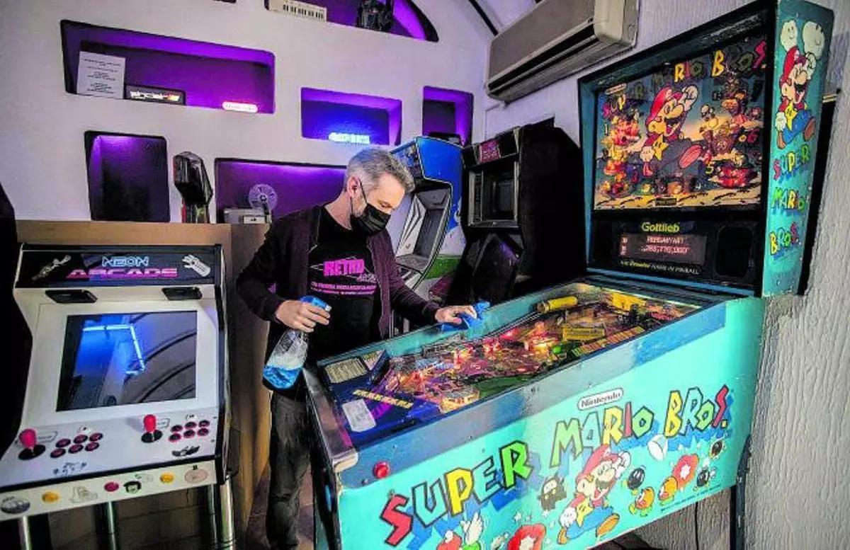 Ruben Casaña manteniendo una máquina recreativa en Retro Arcadia València