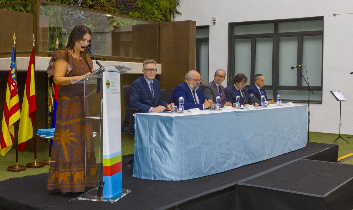 El acto académico se celebró en el Aula Magna del campus ilicitano