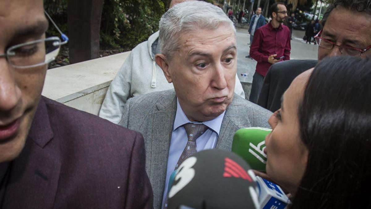 El exsecretario general de RTVV Vicente Sanz, acusado de abuso sexual a tres extrabajadoras de Canal 9, a su llegada a la ciudad de la justicia, donde ha sido increpado por extrabajadores del ente público.