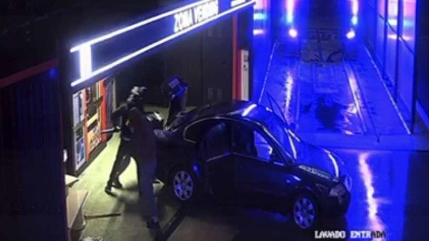 Roban un coche en A Estrada y asaltan la gasolinera SBC y un bar de Pontevea