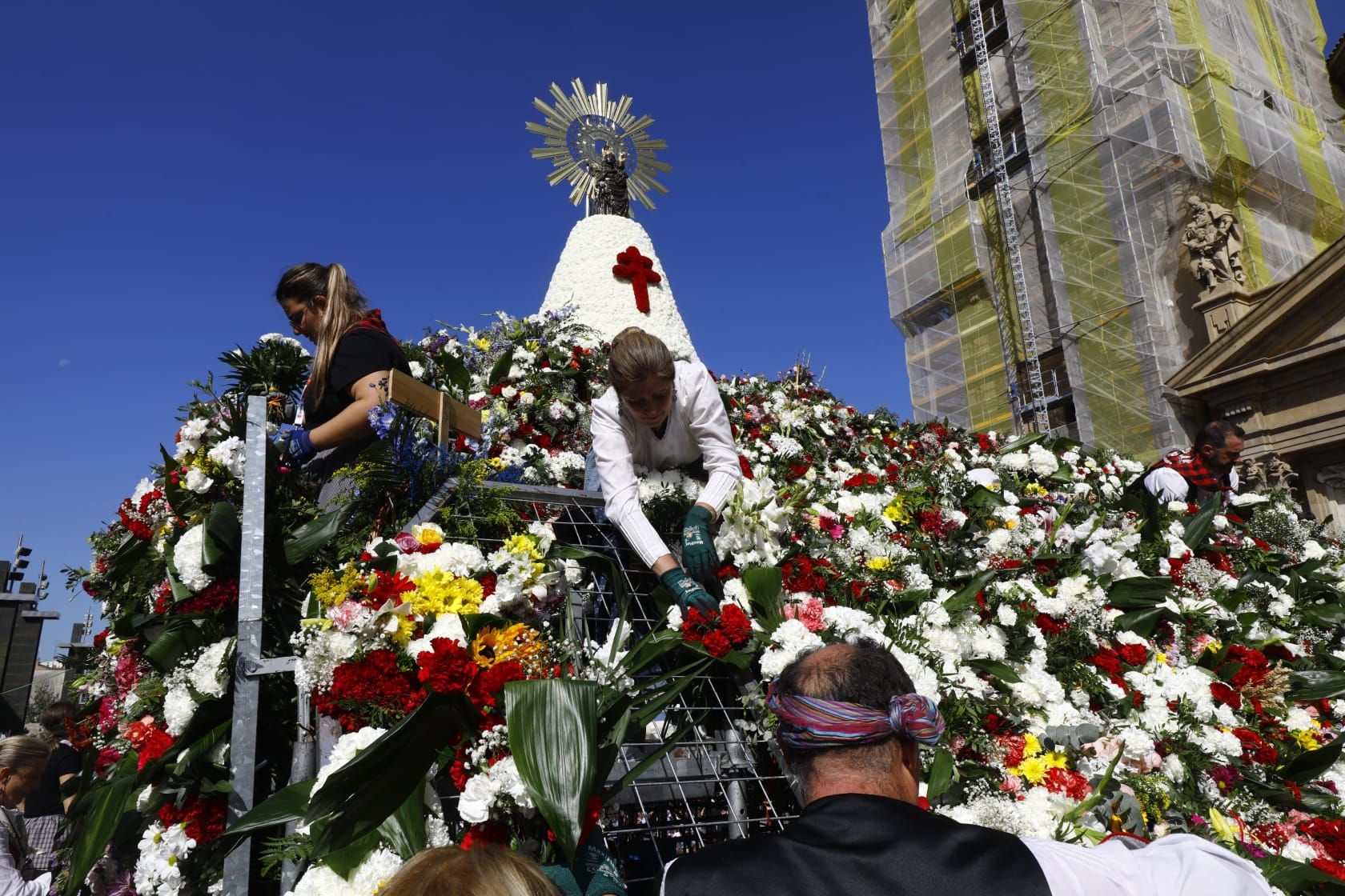 En imágenes | Zaragoza vive su día grande con la Ofrenda de Flores a la Virgen del Pilar