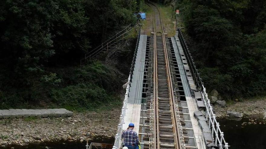 Operarios en el puente de Morcín, después del accidente.