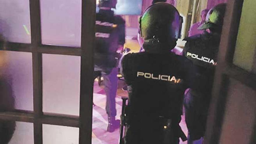 Agentes de la Policía Nacional durante la actuación del pasado fin de semana.