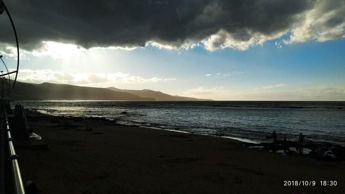 Nubes y viento en Las Canteras (9/10/2018)