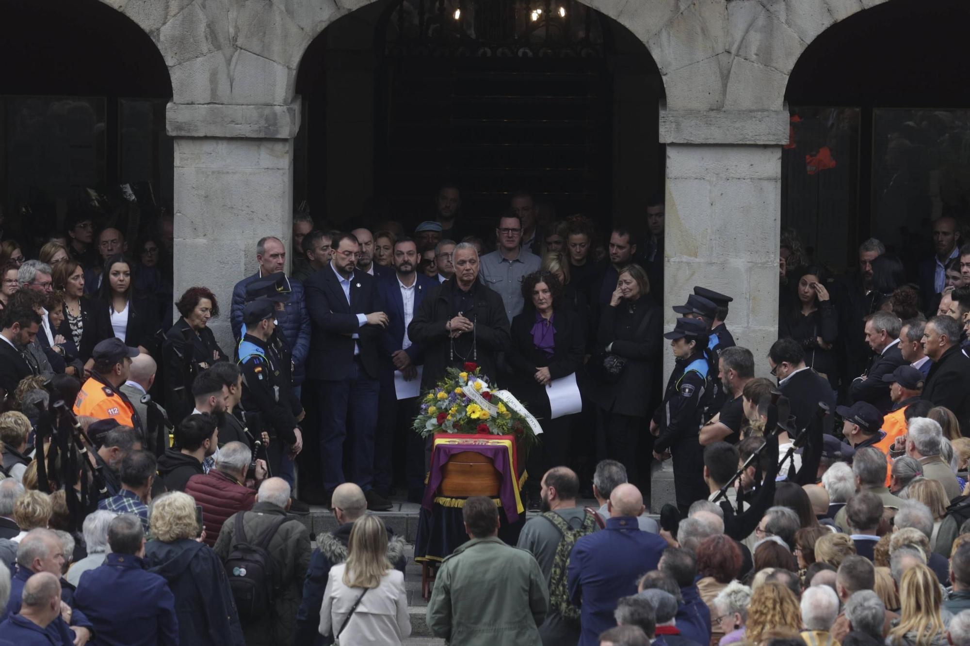 EN IMÁGENES: Mieres se echa a la calle para despedir a su Alcalde, Aníbal Vázquez