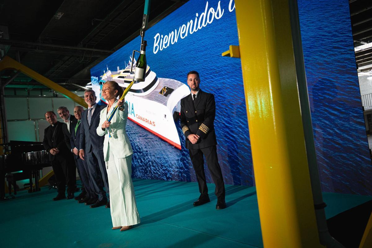 La naviera Baleària Canarias bautiza el nuevo fast ferry Mercedes Pinto
