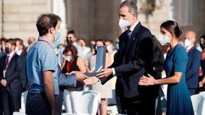 Felip VI recorda els sanitaris morts i demana mantenir les «precaucions»