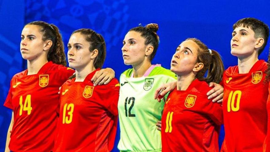 La coruñesa Martita, con el dorsal número 13, en la previa de un encuentro de España.