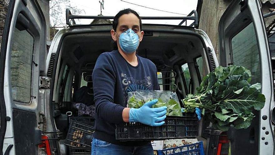 Dolores Porto, de Granxas de Lousada, con su furgoneta durante el reparto de alimentos.