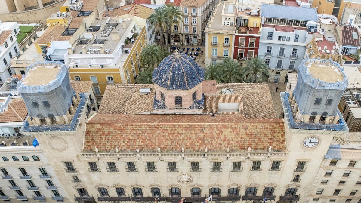 Vecinos y comerciantes apoyan la retirada del tráfico en la plaza del Ayuntamiento