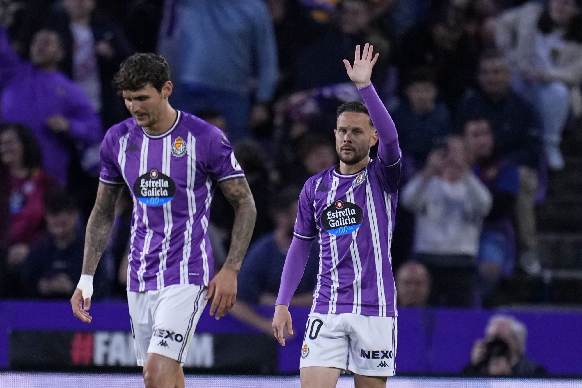 Valladolid's Ivan Sanchez, right, celebrates after scoring the opening goal during the Spanish La Liga soccer match between Valladolid and FC Barcelona at the Jose Zorrilla stadium in Valladolid, Spain, Saturday, May 3, 2025. (AP Photo/Manu Fernandez)