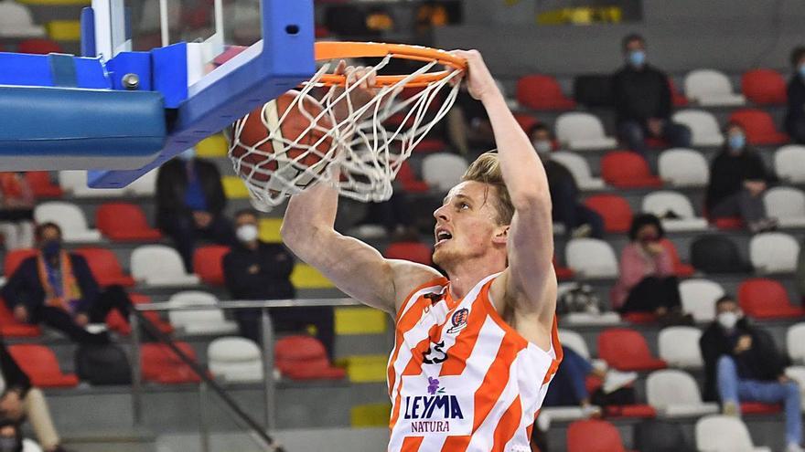 Gediminas Zyle hace un mate en el partido contra el Cáceres del pasado fin de semana. |  // CARLOS PARDELLAS