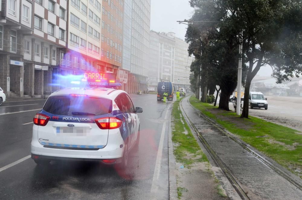 El paseo, cortado al tráfico tras llegar las olas a la carretera