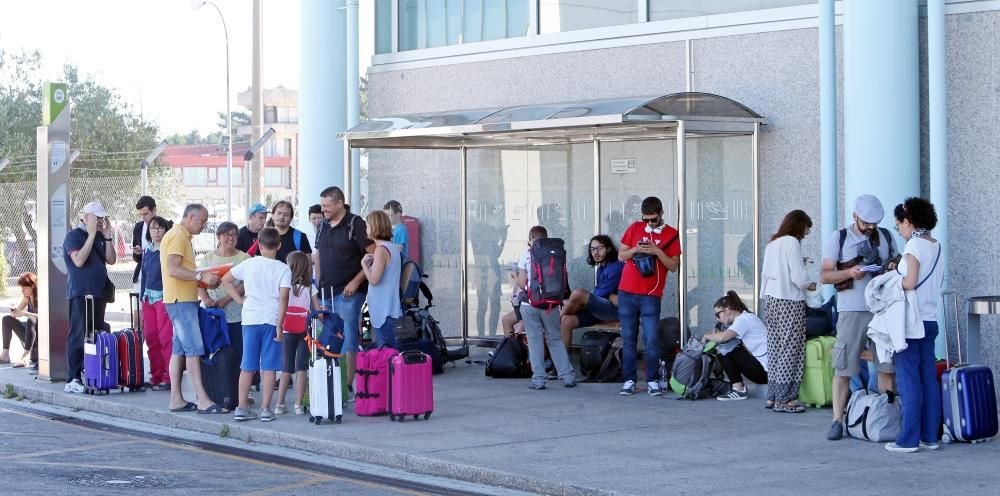 El aerpuerto vigués bate su récord al recibir seis vuelos extranjeros en su  solo día