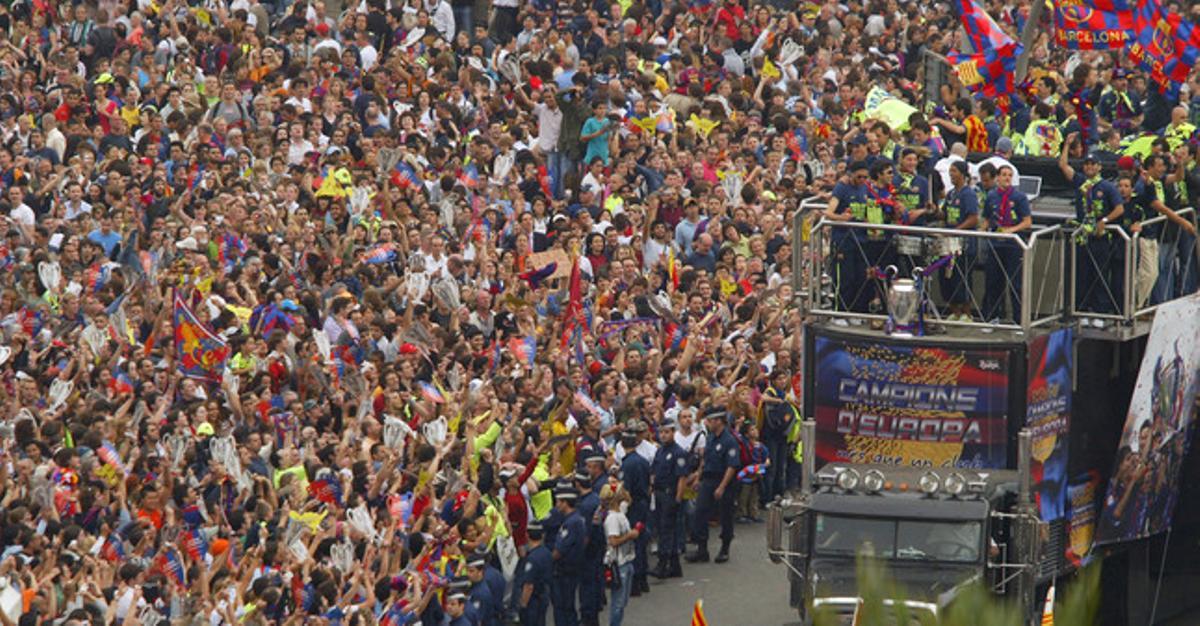 La ciudad sale una vez más a la calle, 14 años después, para rendir homenaje a los campeones de Europa, un equipo entrenado por el siempre discreto Frank Rijkaard.