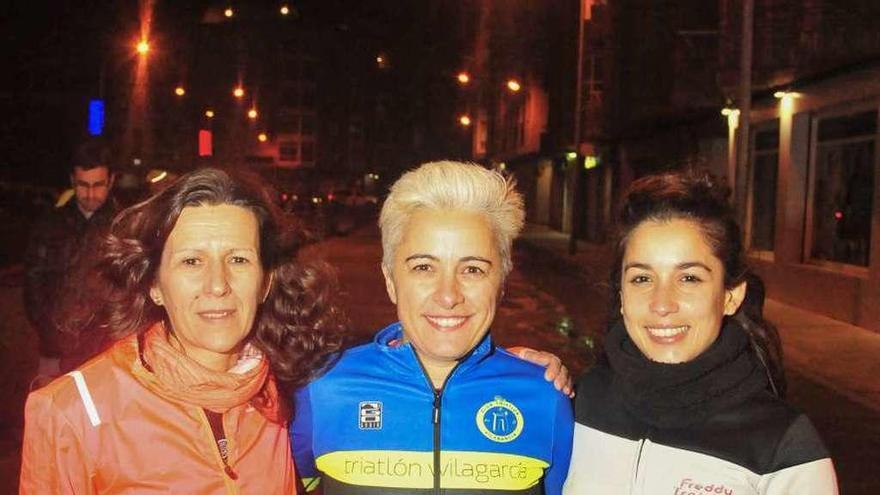 Ángeles Sánchez, Luz Pérez y Martina López ayer antes de iniciar su entrenamiento juntas. // Iñaki Abella