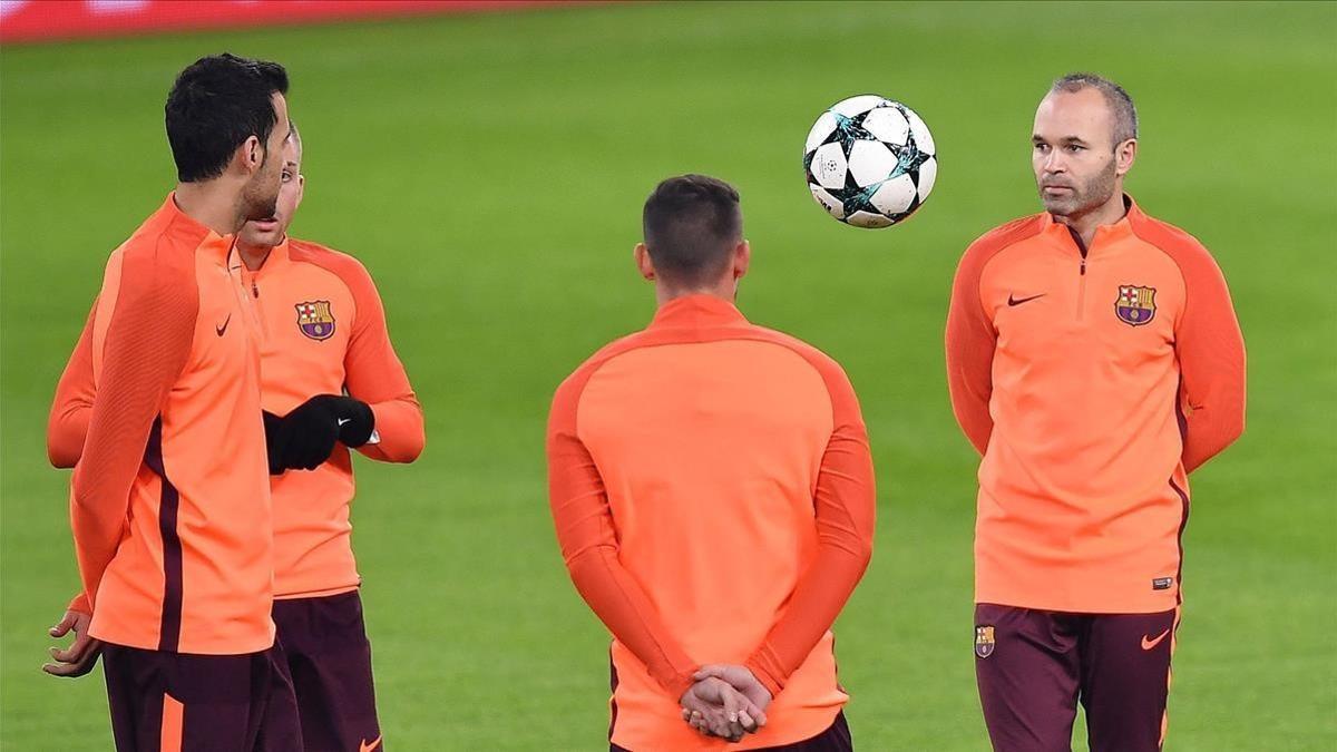 Busquets, Deulofeu, Iniesta y Alcácer, en el entrenamiento del Barça en Turín.