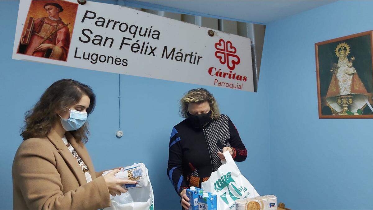Voluntarias de Cáritas, empaquetando comida en una imagen de archivo