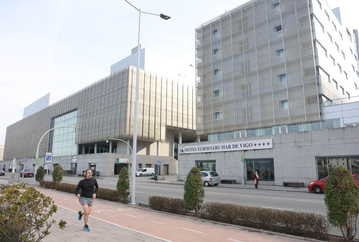 El auditorio Mar de Vigo, a la izquierda, acogerá la feria de empleo de Cruz Roja.