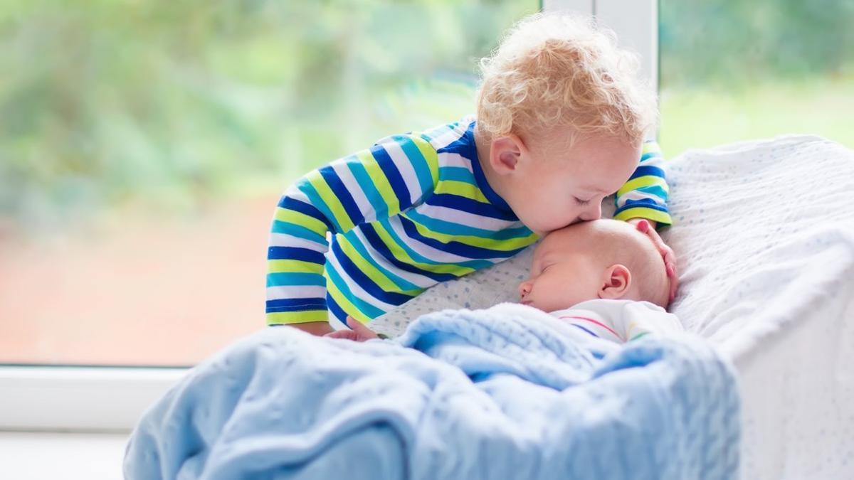 Niño pequeño con su hermano