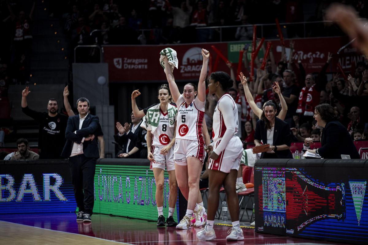 Las jugadoras del Casademont Zaragoza, durante el partido ante el USK Praga en el Príncipe Felipe.