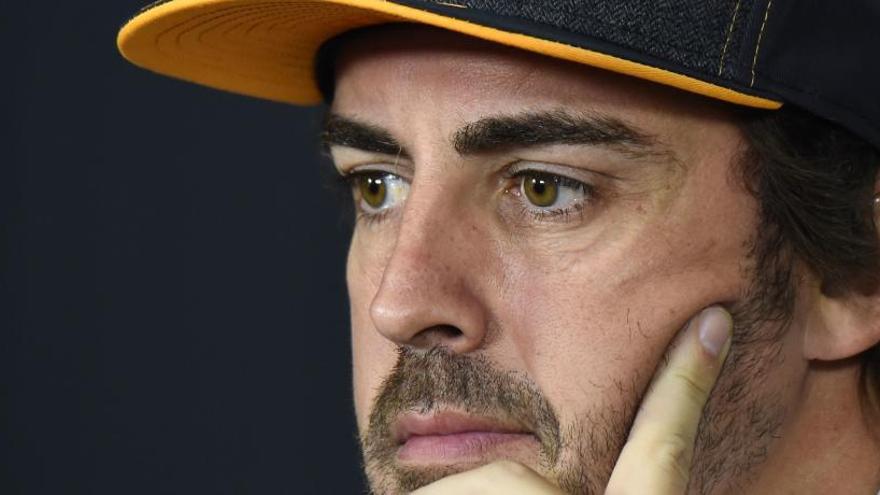 Fernando Alonso, reflexivo en una rueda de prensa.