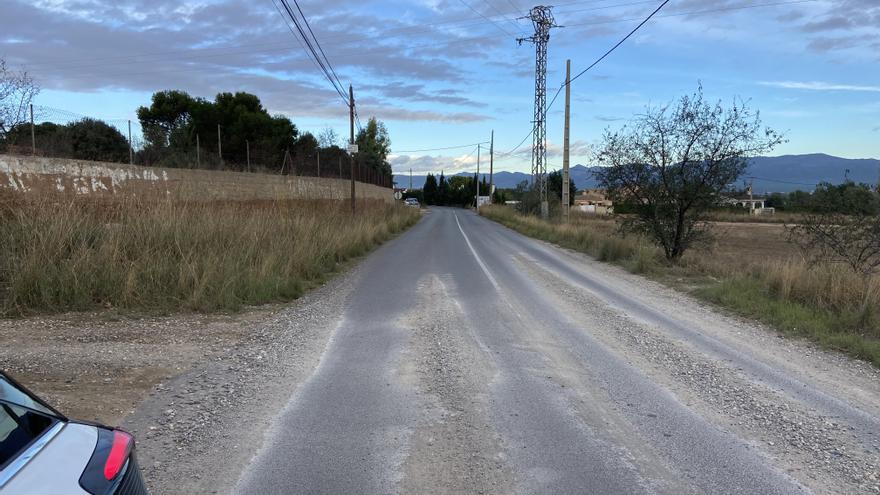 Residentes de la urbanización la Conarda de Bétera critican la &quot;dejadez&quot; del ayuntamiento para reparar los baches de la calzada