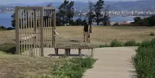 La Campa Torres da un giro como nuevo parque museístico para Gijón, con bancos, senderos de madera y una cartelería didáctica
