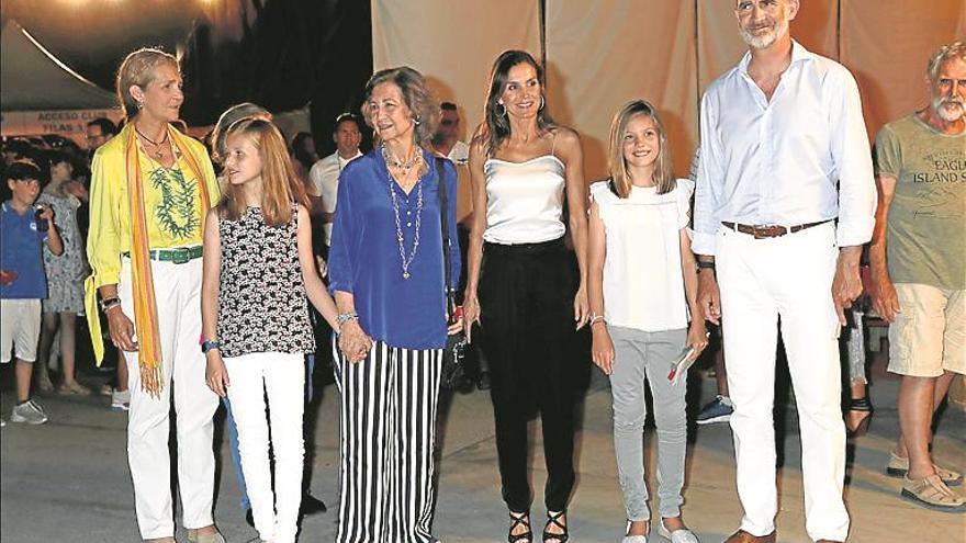 La familia real se va junta de concierto