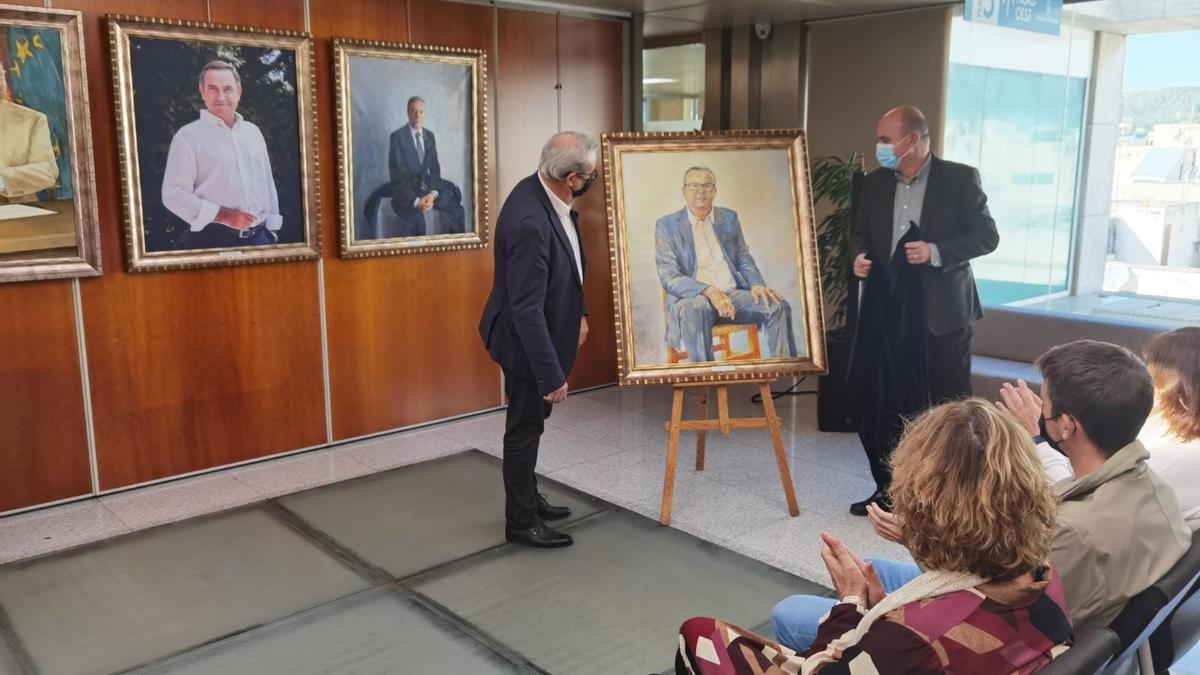 El presidente del Consell de Ibiza, Vicent Marí, y el ex presidente Vicent Torres, observan el cuadro.