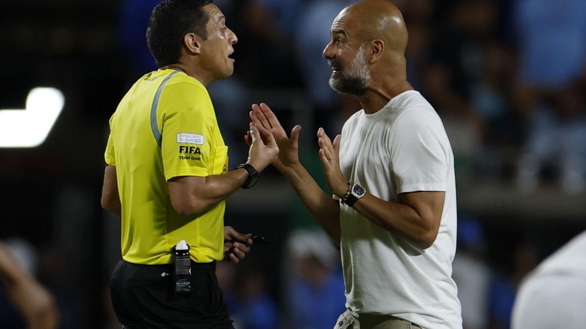 Guardiola discute con Jesús Valenzuela, árbitro del Manchester City - Al Hilal.