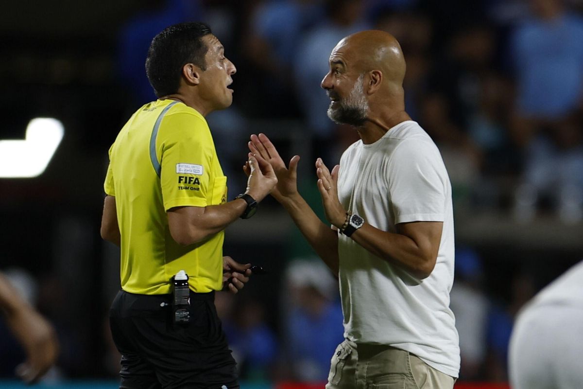 Guardiola discute con Jesús Valenzuela, árbitro del Manchester City - Al Hilal.