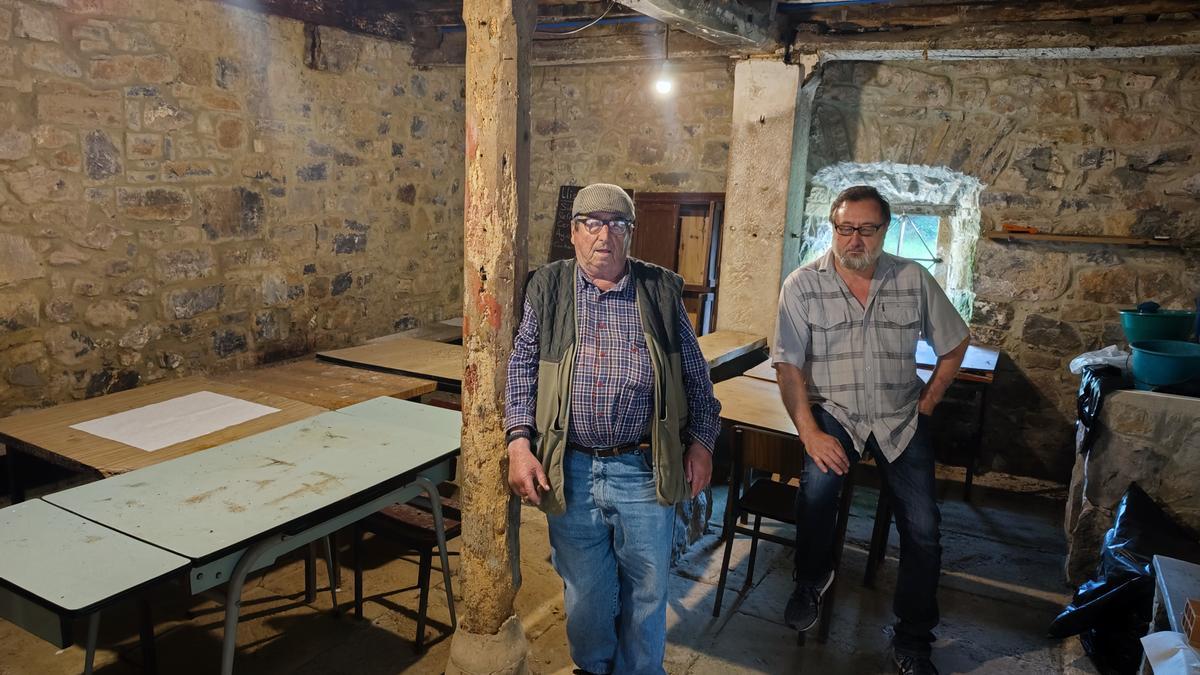 Raúl Sariego y Anibal Vidal en el interior de la casa rectoral